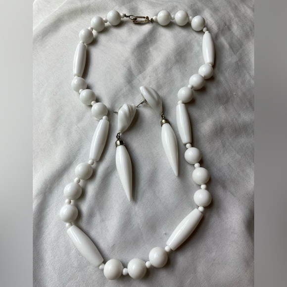 Vintage Hong Kong‎ White Beaded Necklace & Dangle Earrings - Picture 1 of 8